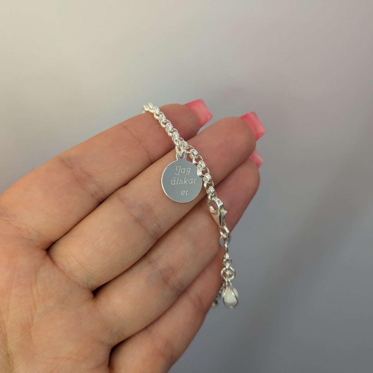 Personligt_silverarmband_med_berlocker