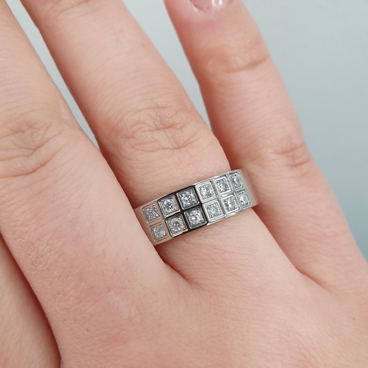 Vacker stål ring med cubic zirconia stenar