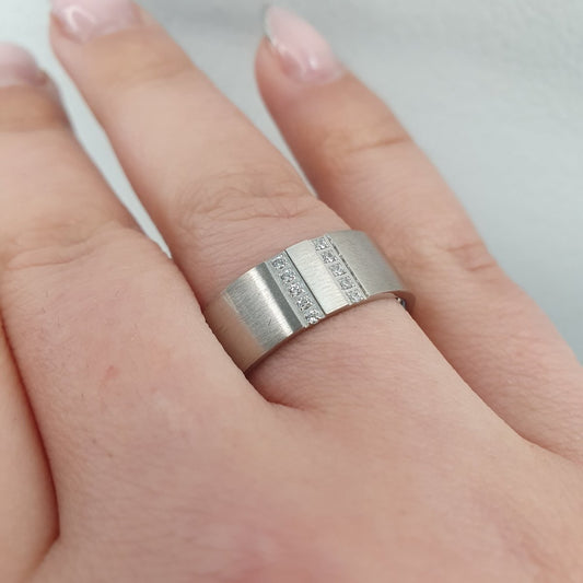 Vigselring i stål med cubic zirconer