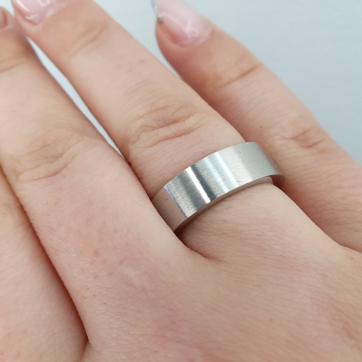Vacker matt förlovningsring i stål