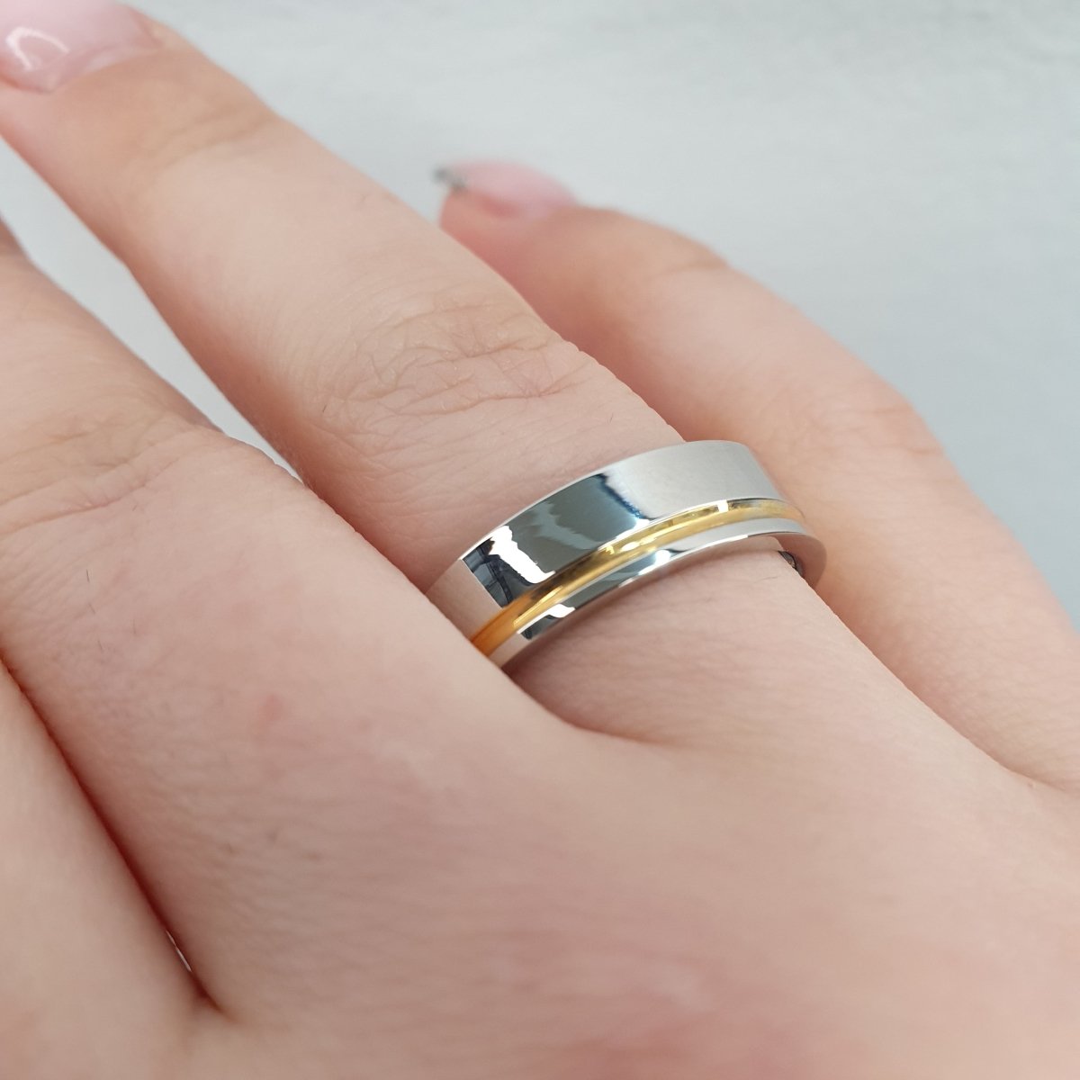 vacker förlovningsring i silver och guld