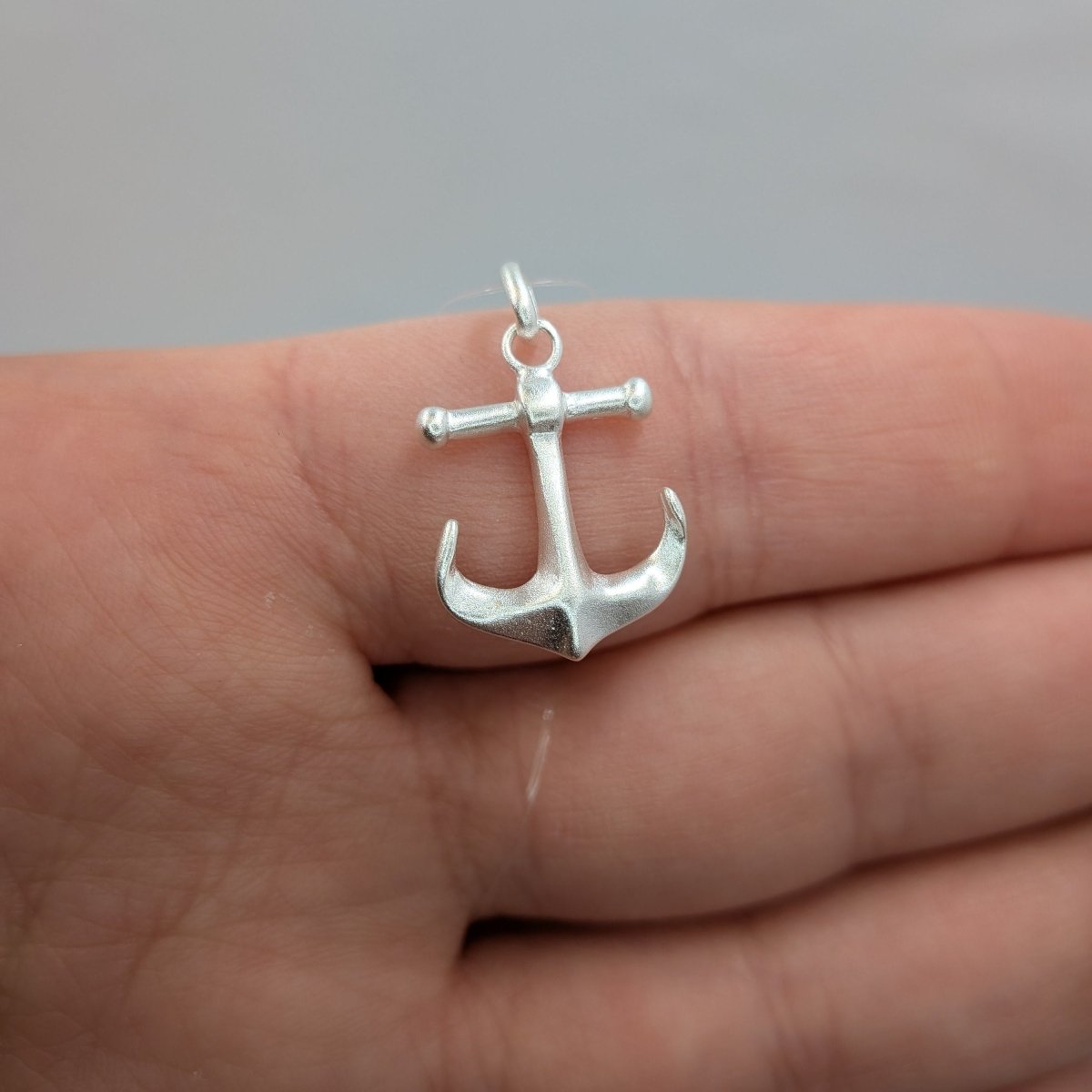 Matt ankar hängsmycke i äkta silver