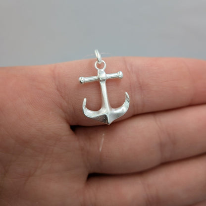 Matt ankar hängsmycke i äkta silver