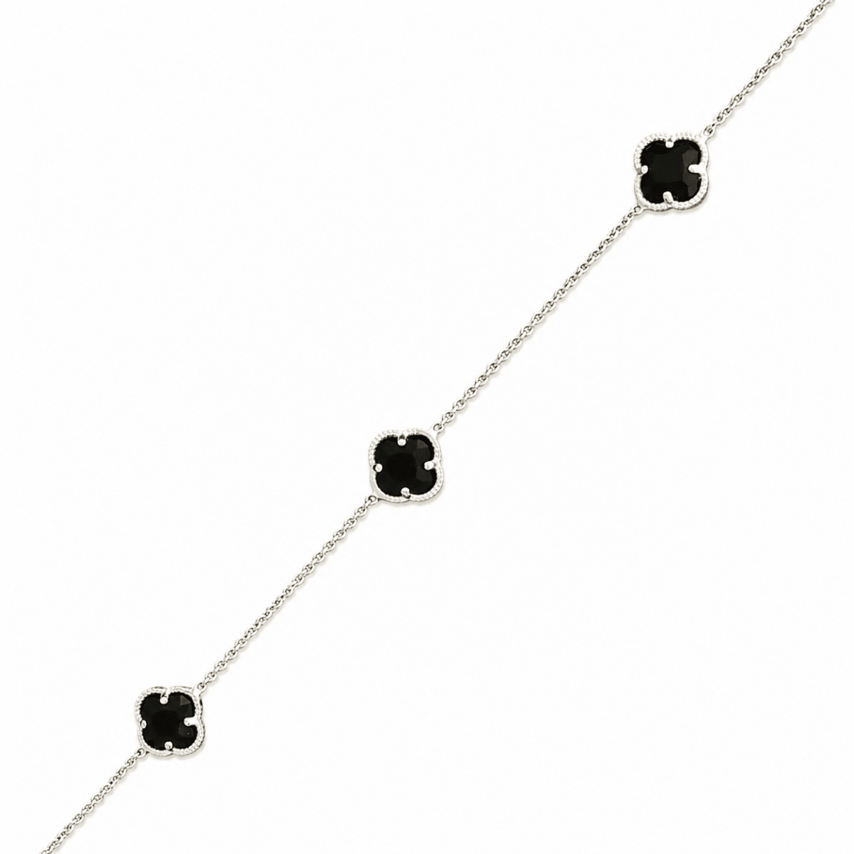 Armband med klöver i svart kristall i ankarkedja. Tillverkad i sterling silver.