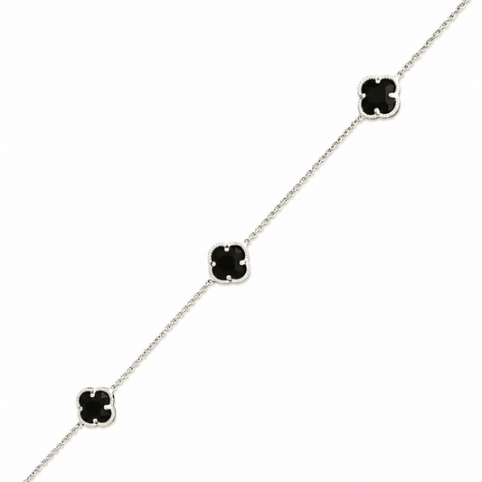 Armband med klöver i svart kristall i ankarkedja. Tillverkad i sterling silver.