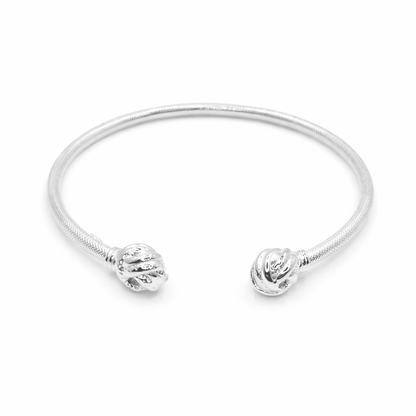 Armring i silver med knutar