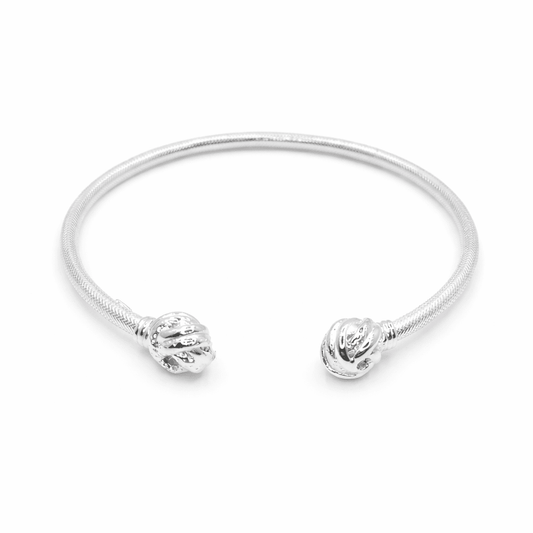 Armring i silver med knutar