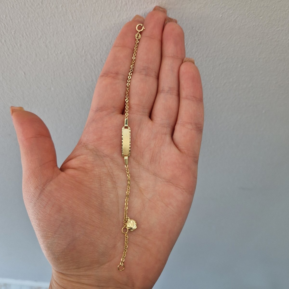 Armband gör barn med hängande snäcka