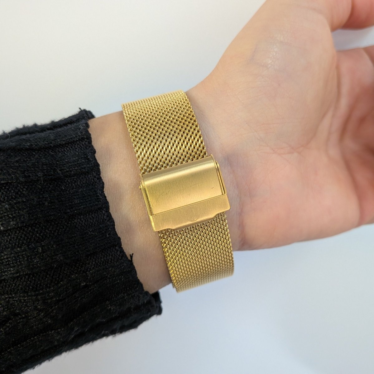 Guldfärgad klocka i rostfritt stål