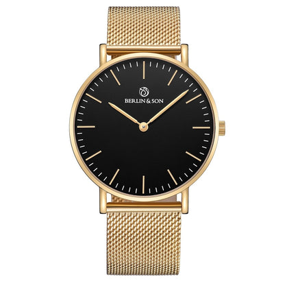 Guldfärgad klocka med svart urtavla