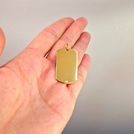 Waran bricka i förgyllt äkta silver. Graverad på svenska på ena sidan och engelska på andra sidan.