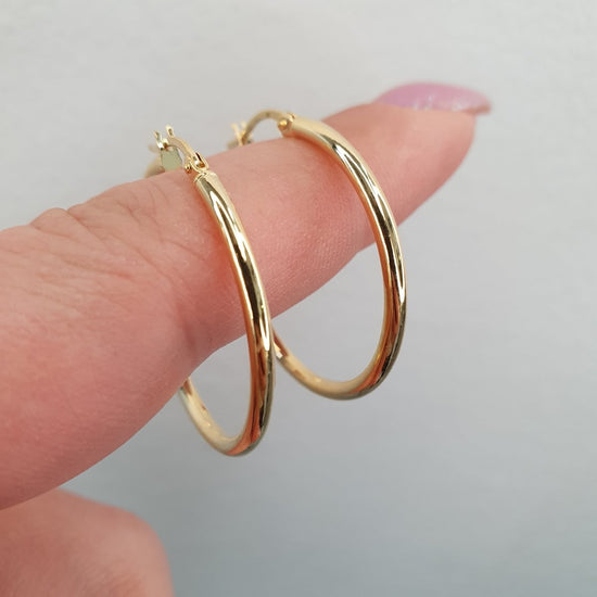 Snygga stora creoler i 18k guld