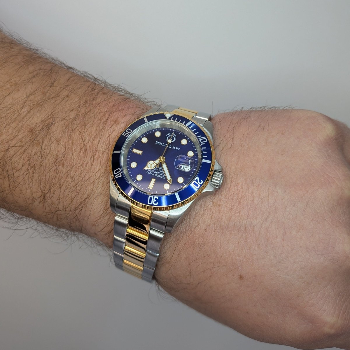 Dykar modell för herr. Blå urtavla, guldfärgad och silverfärgad stållänk.