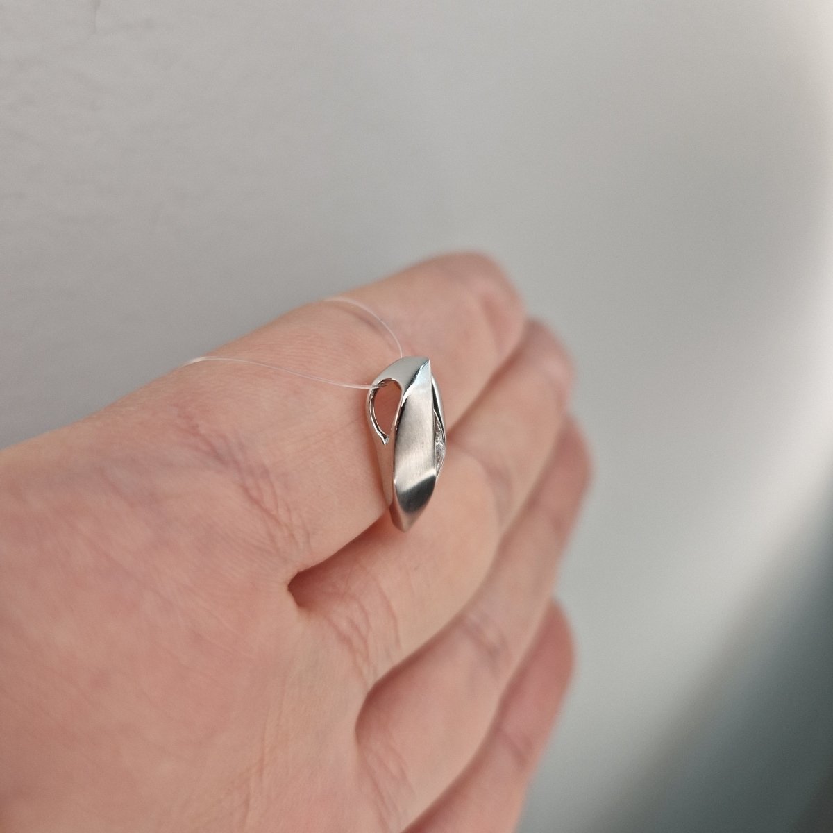 Fint hängsmycke i 18k vitguld