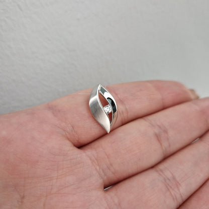 Fint hängsmycke i 18k vitguld