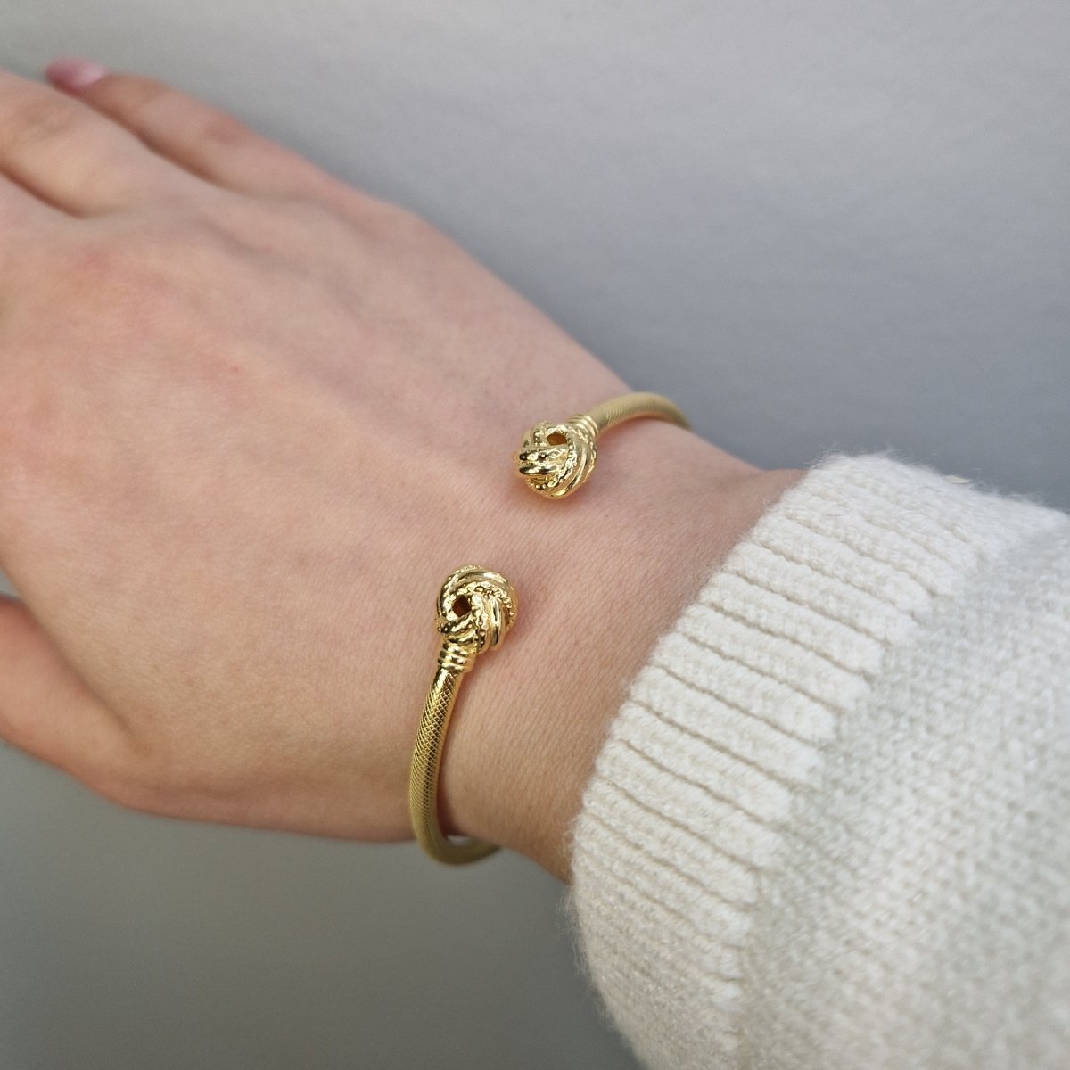 Förgylld armring med knutar