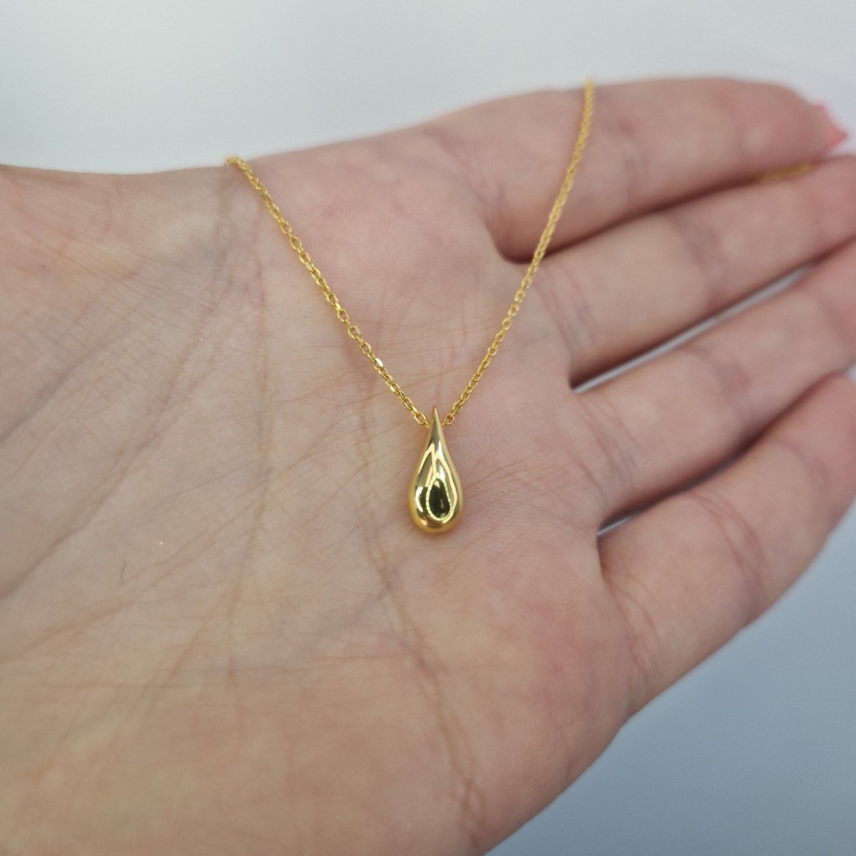 Förgyllt halsband med droppe