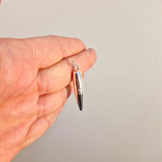 Hängsmycke gevärskula i äkta silver 925 massiv. Simpel och stilren design i form av ett kula. Unikt hänge.