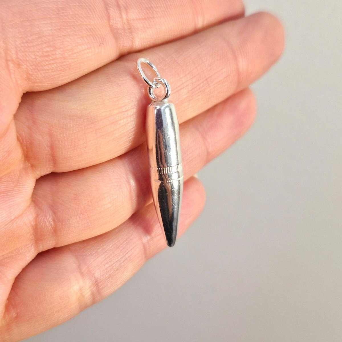 Hängsmycke gevärskula i äkta silver 925 massiv. Simpel och stilren design i form av ett kula. Unikt hänge.