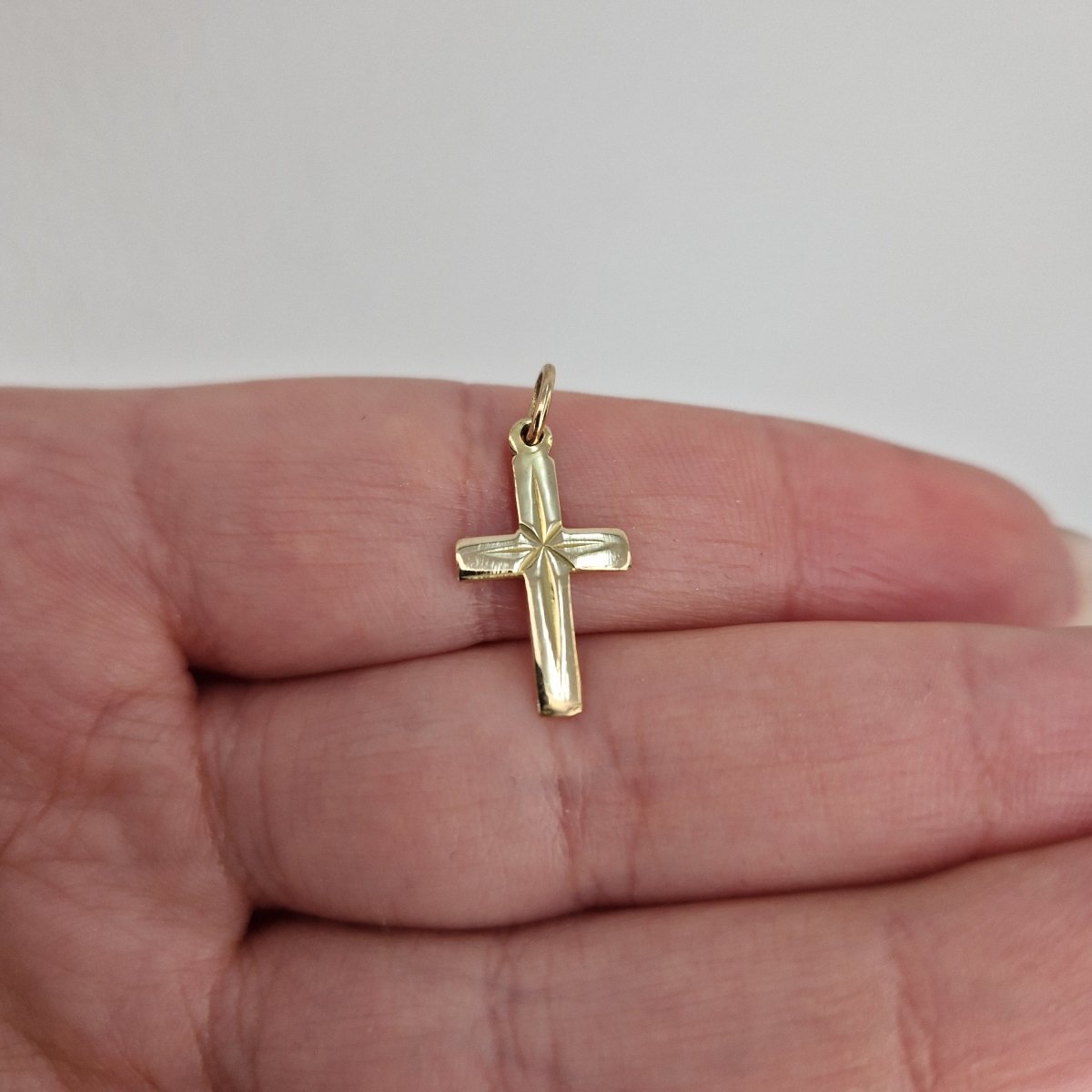 Hängsmycke platta kors med streck i 18k guld