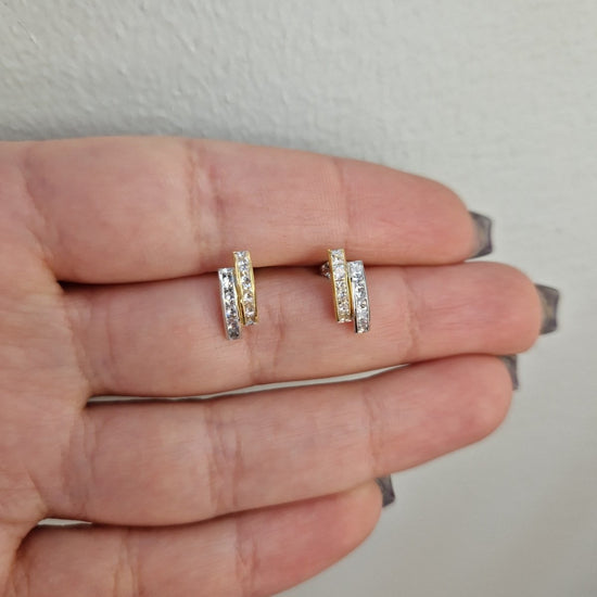 Guldörhängen 2 stav två färgat guld med kristaller
