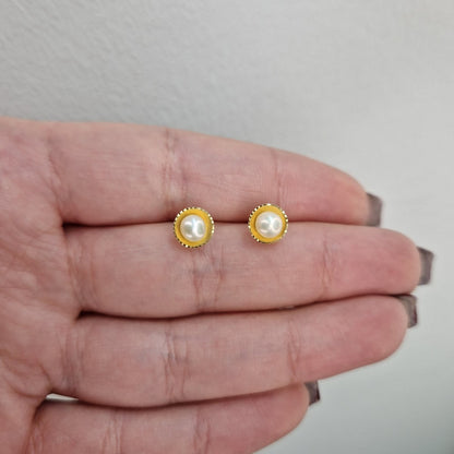 Guld örhängen med pärla