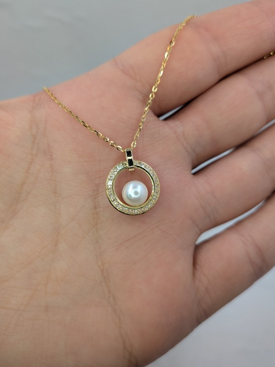 Halsband 18k guld med sötvattenpärla och zirconer