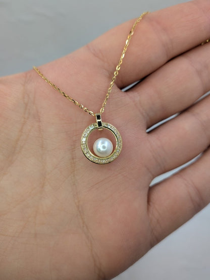 Halsband 18k guld med sötvattenpärla och zirconer