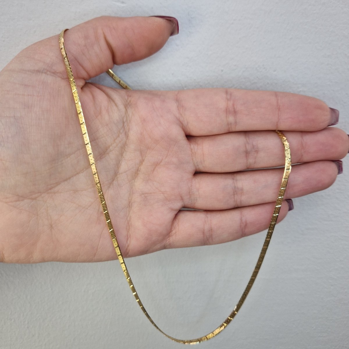 Stelt halsband i 18k guld matt och blank