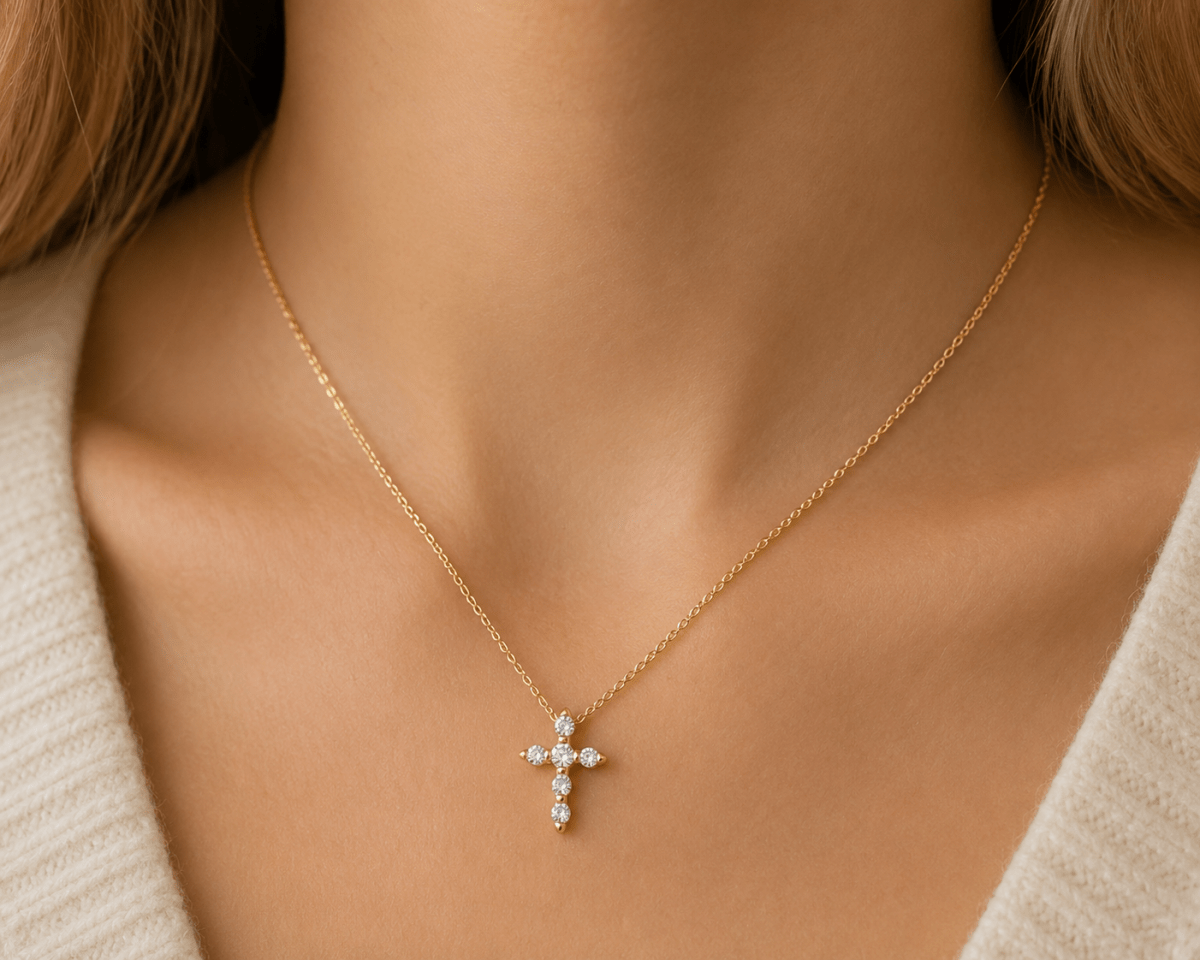 Halsband och kors tillverkade i 18k guld med stenar på kundens hals