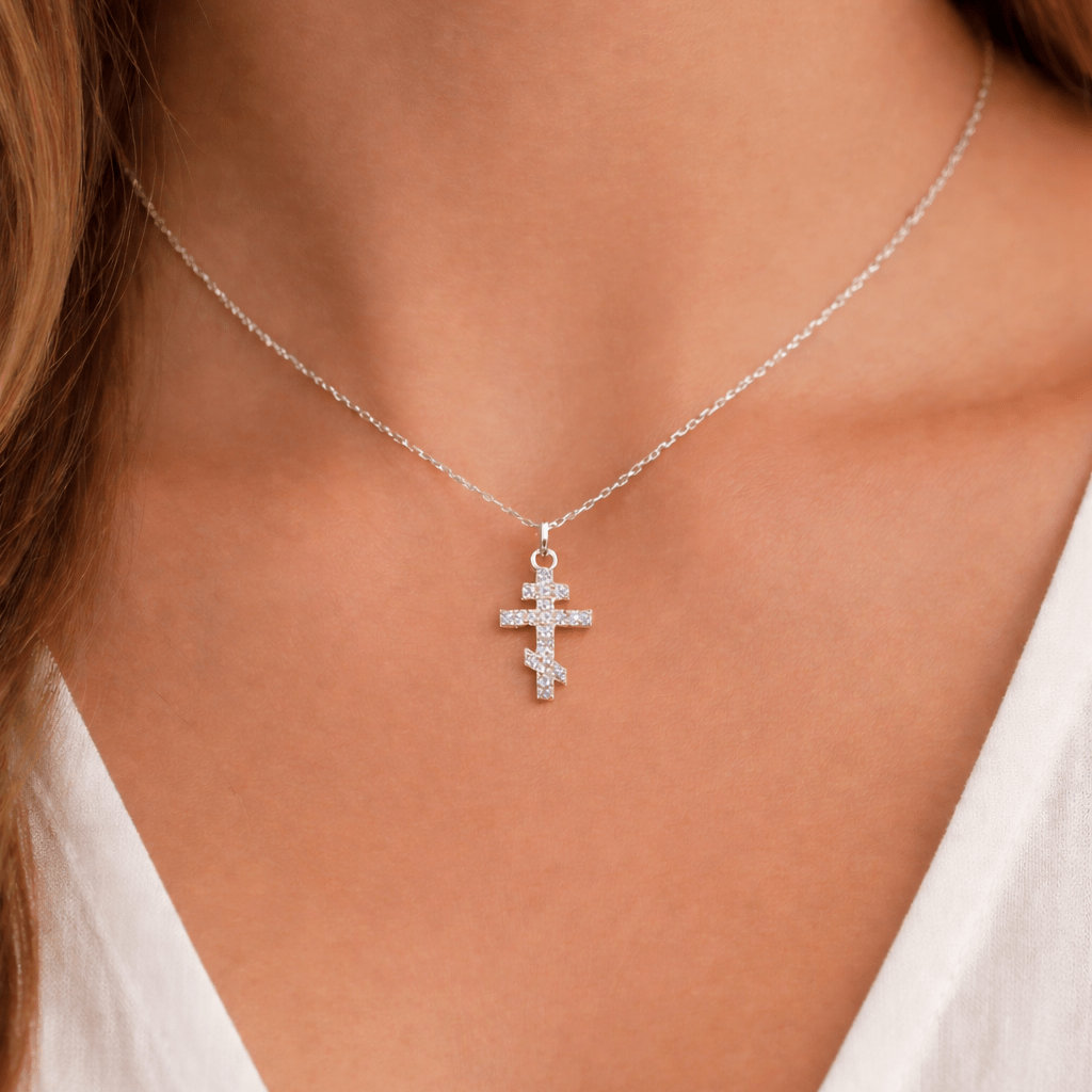 Halsband med kors i sterling silver. Ortodoxt kors med cubic zirconia kristaller
