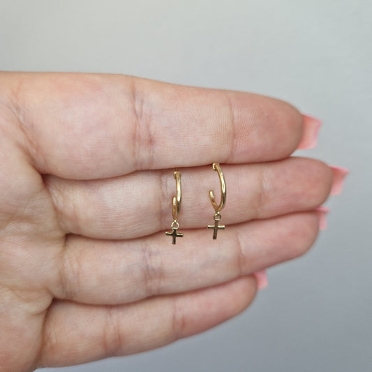 Halv creoler med kors 8 karat guld