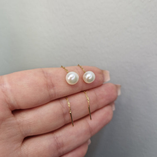 Hängande dra igenom örhängen med sötvattenspärla