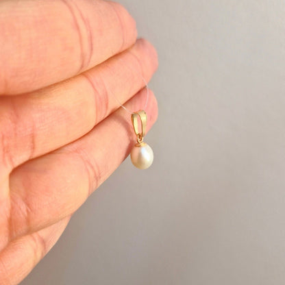 Vackert hängsmycke i 18k guld med sötvatten pärla.