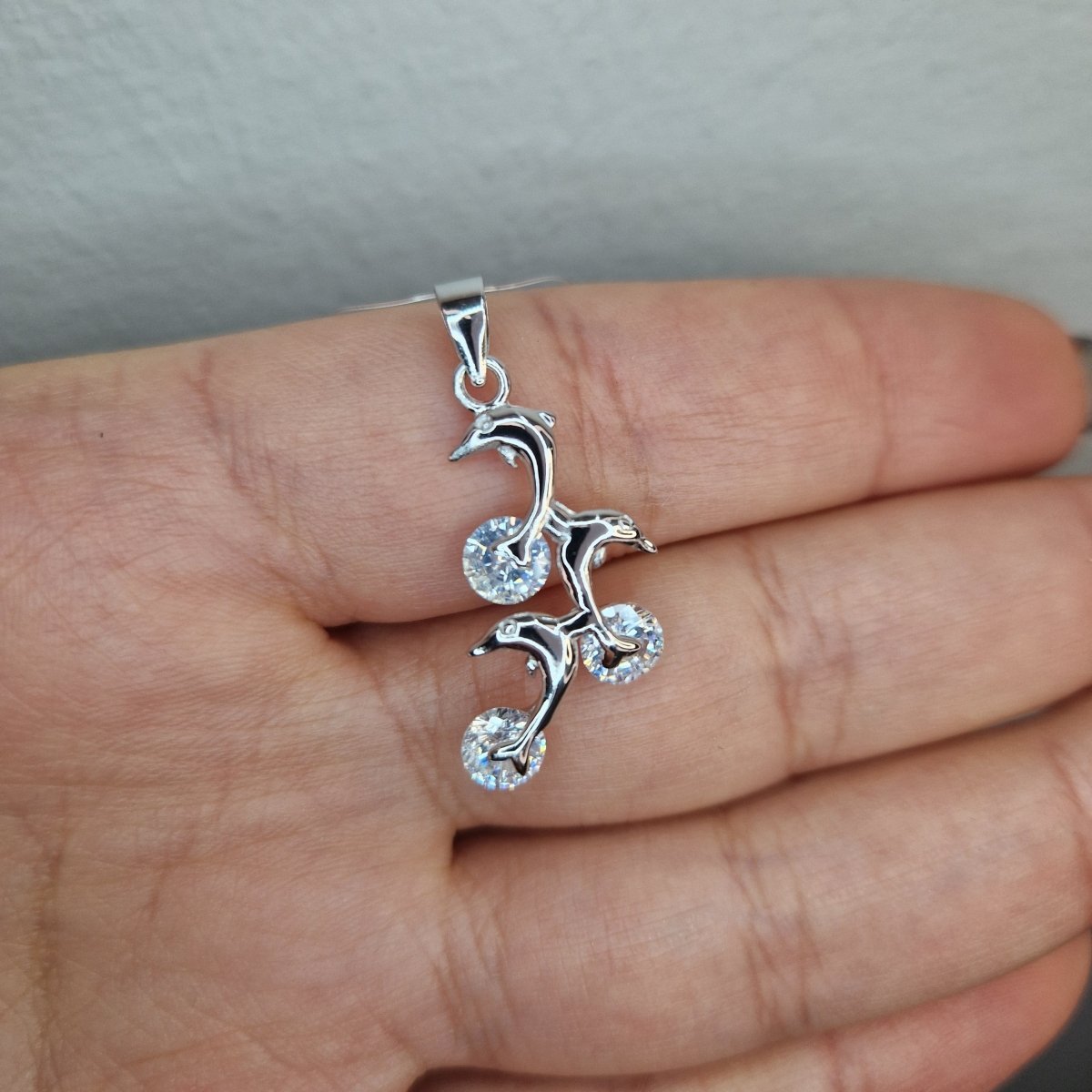 Hängsmycke med delfiner i silver