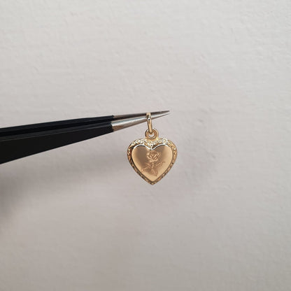 Hängsmycke hjärta med graverad ros 18k