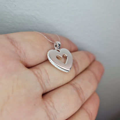 Hängsmycke hjärta i äkta silver, genombrutet, blankt med stenar