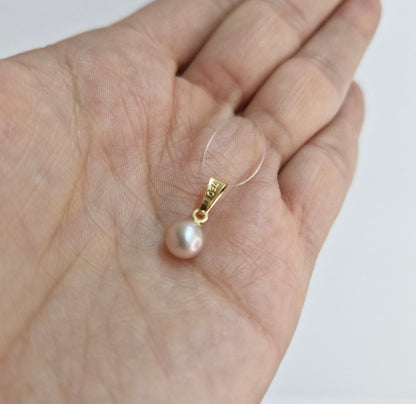 Hängsmycke i 18k guld - med odlad pärla i ljusrosa