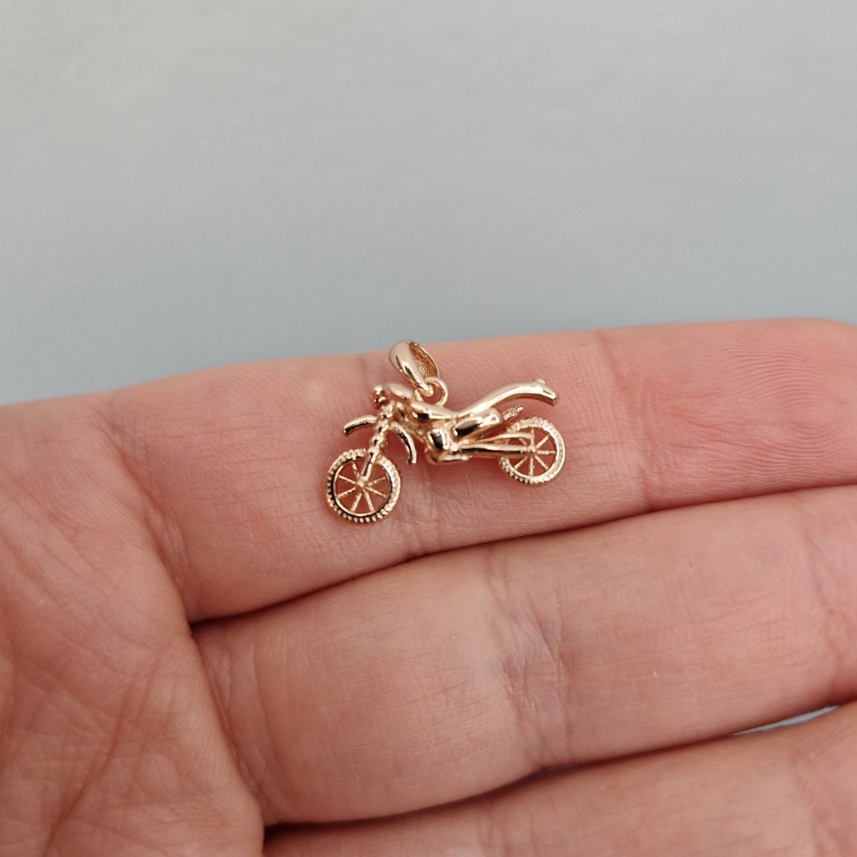 Hängsmycke motocross i rosé guld
