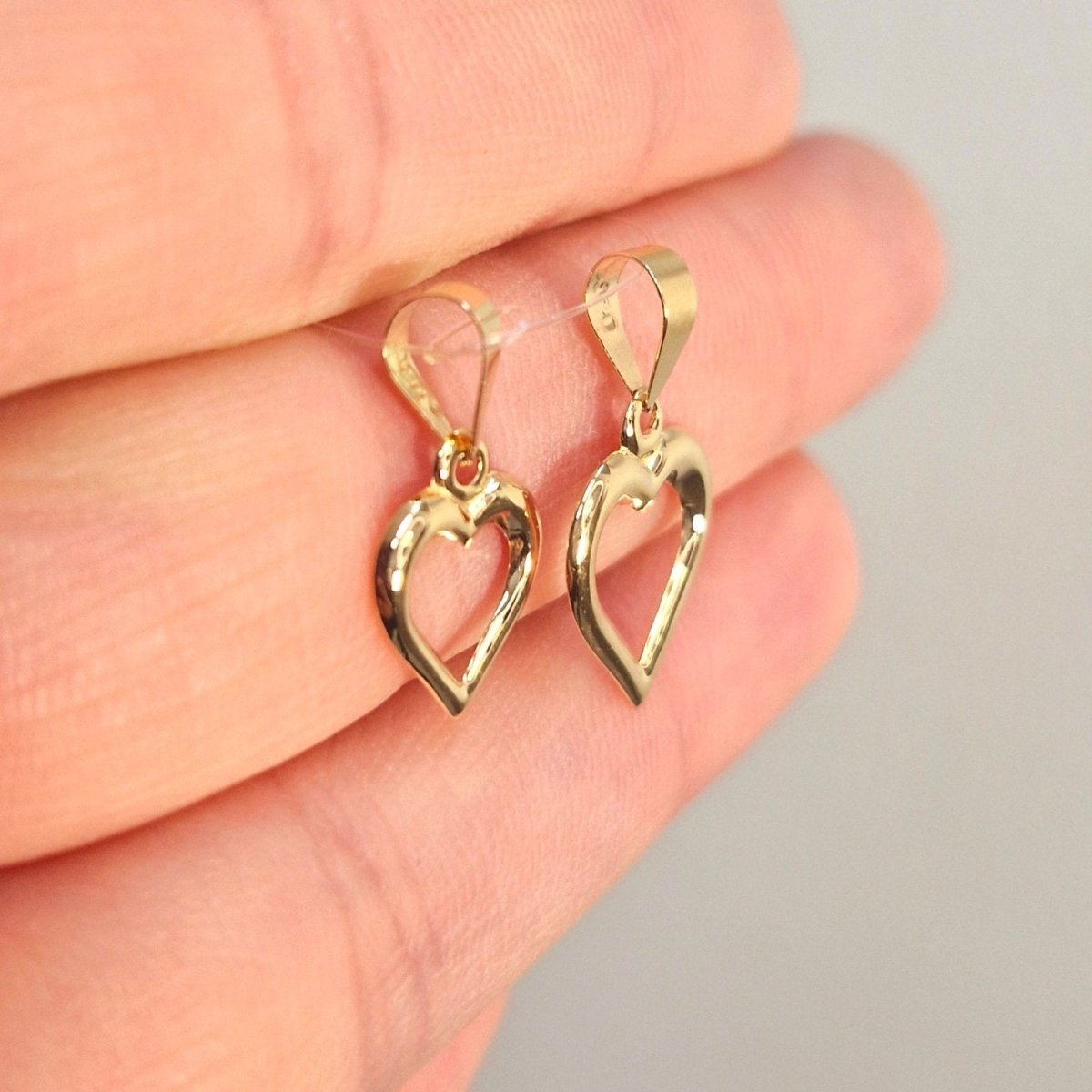 Ett genombrutet hjärta 11 mm. Tillverkad i 18k guld.