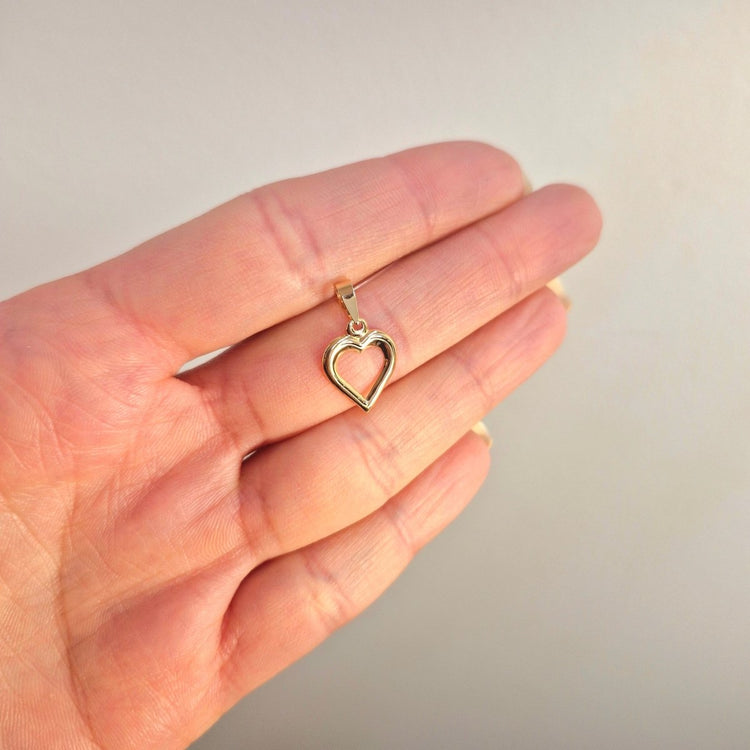 Ett genombrutet hjärta 11 mm. Tillverkad i 18k guld.