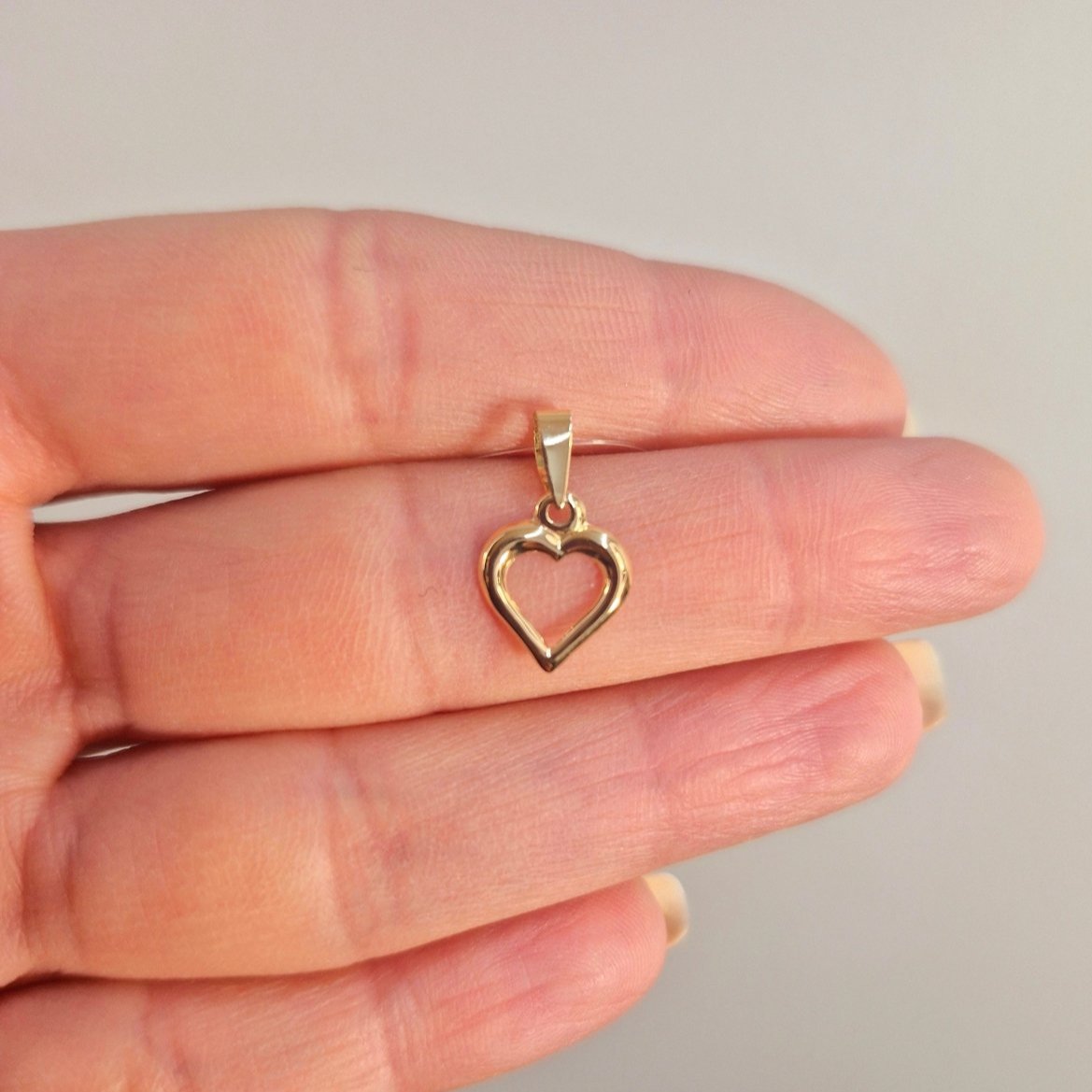  Ett genombrutet hjärta 9mm i bredd. Tillverkad i 18k guld. 