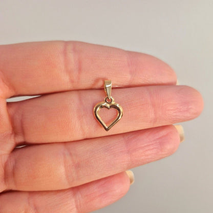 Ett genombrutet hjärta 9mm i bredd. Tillverkad i 18k guld. 