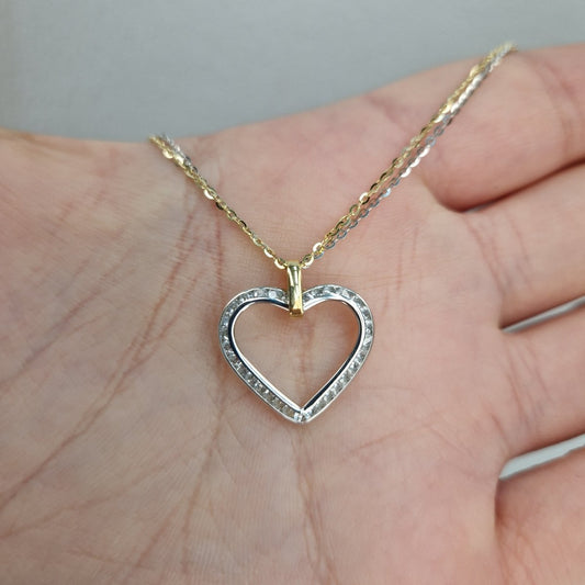 Halsband och ett hjärta hängsmycke i tvåfärgat 18k guld
