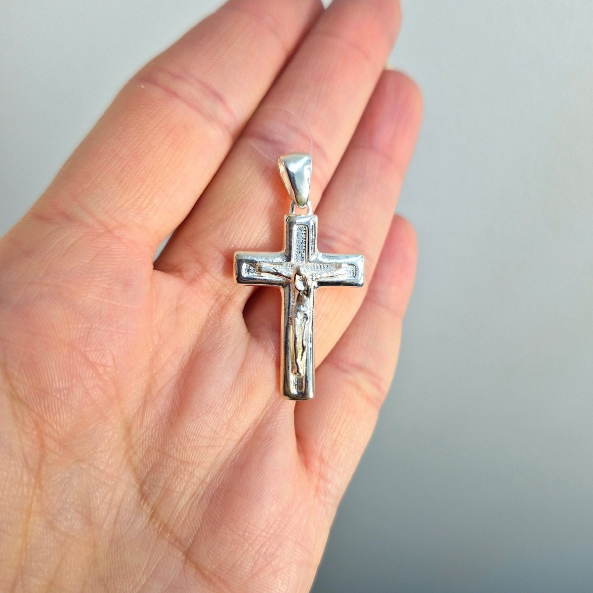 Kors med Isa ett detaljerat silverkors med Jesus. Korset tillverkat i sterling silver.