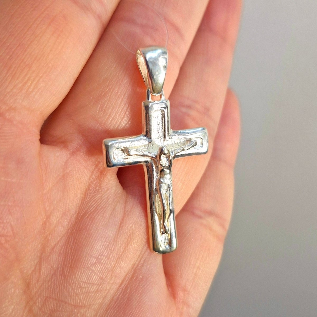 Kors med Isa ett detaljerat silverkors med Jesus. Korset tillverkat i sterling silver.
