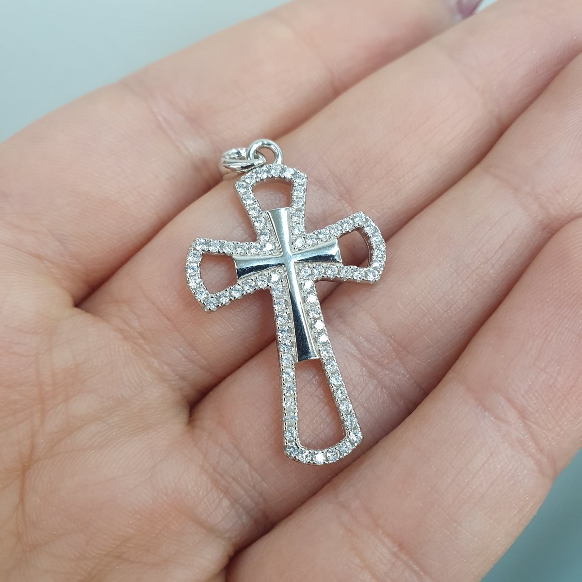 Silver kors med vackra cubic zirconia stenar