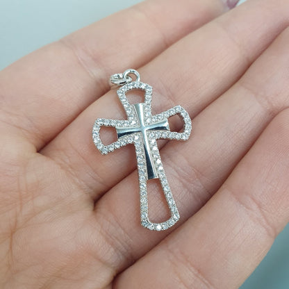 Silver kors med vackra cubic zirconia stenar