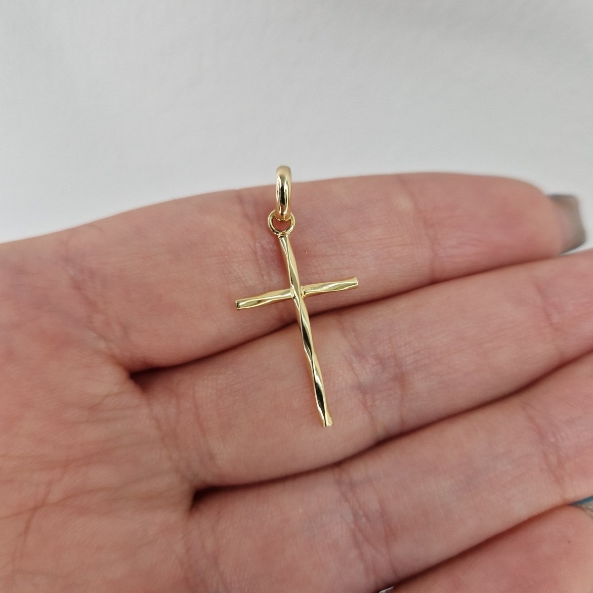 Kors i 18k guld vriden design