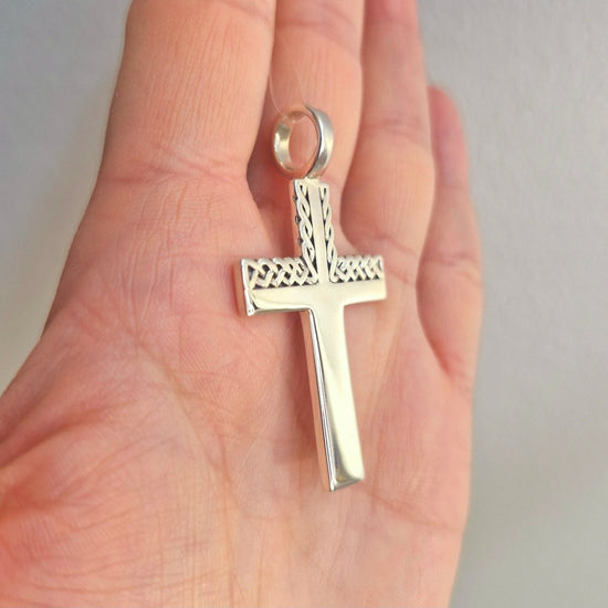 Snyggt silver kors med svart inlägg. Celtic mönster, Detta korset är tillverkat i sterling silver.